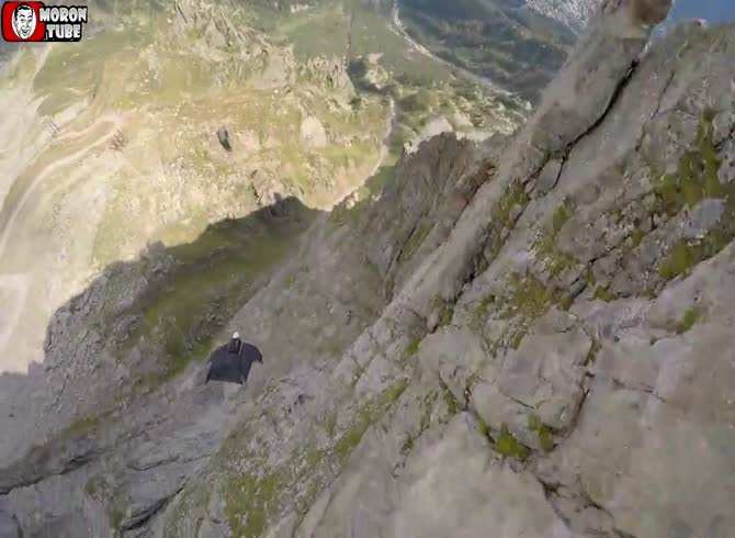 Video :The bizarre and terrifying wingsuit flight video